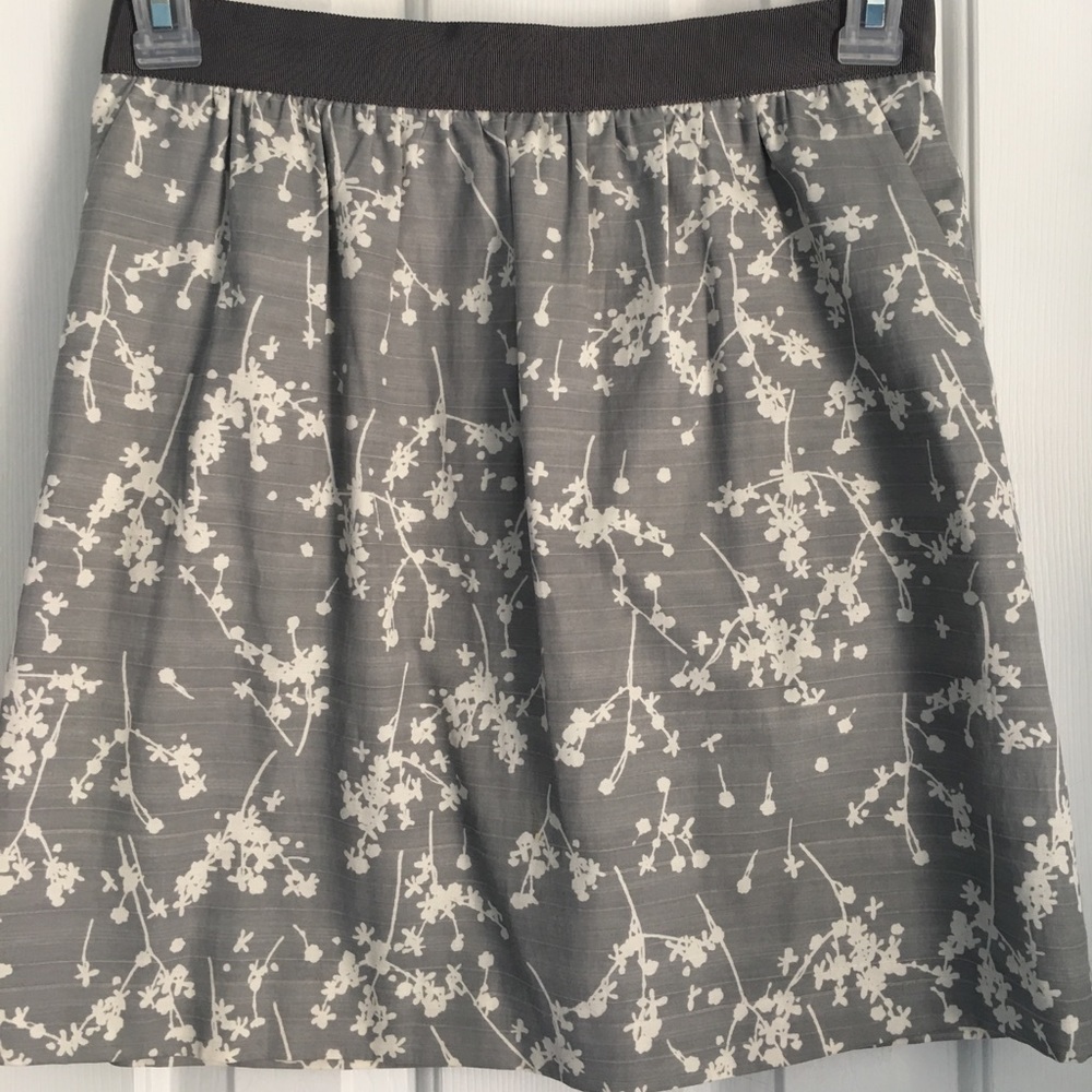 Loft Ann Taylor size 4 beautiful skirt grey/white